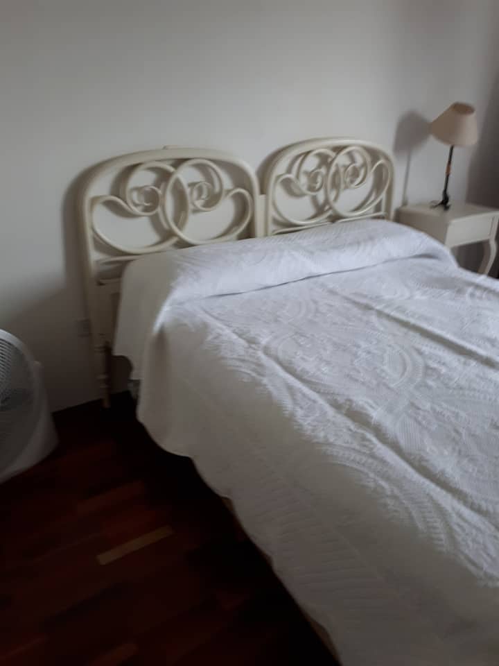 卧室配有双人床。 
