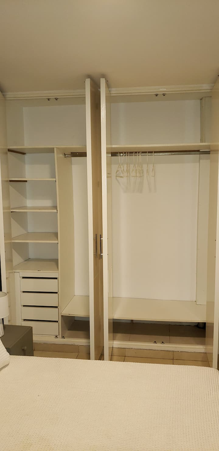 Dollap shumë i gjerë dhe i rehatshëm