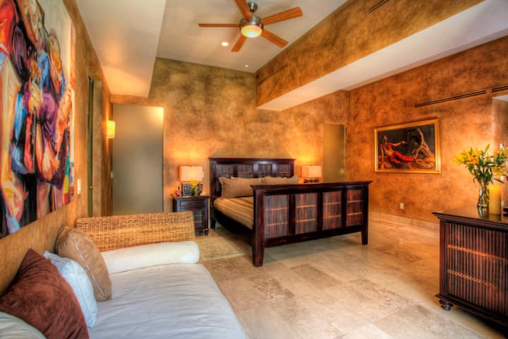 Основната спалня е много просторна, с големи килери и кът за сядане