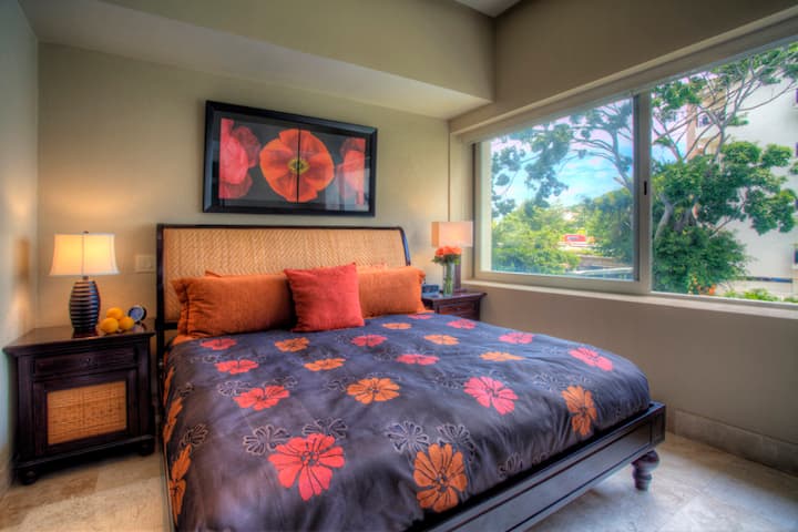 Третата спалня е голяма и светла.