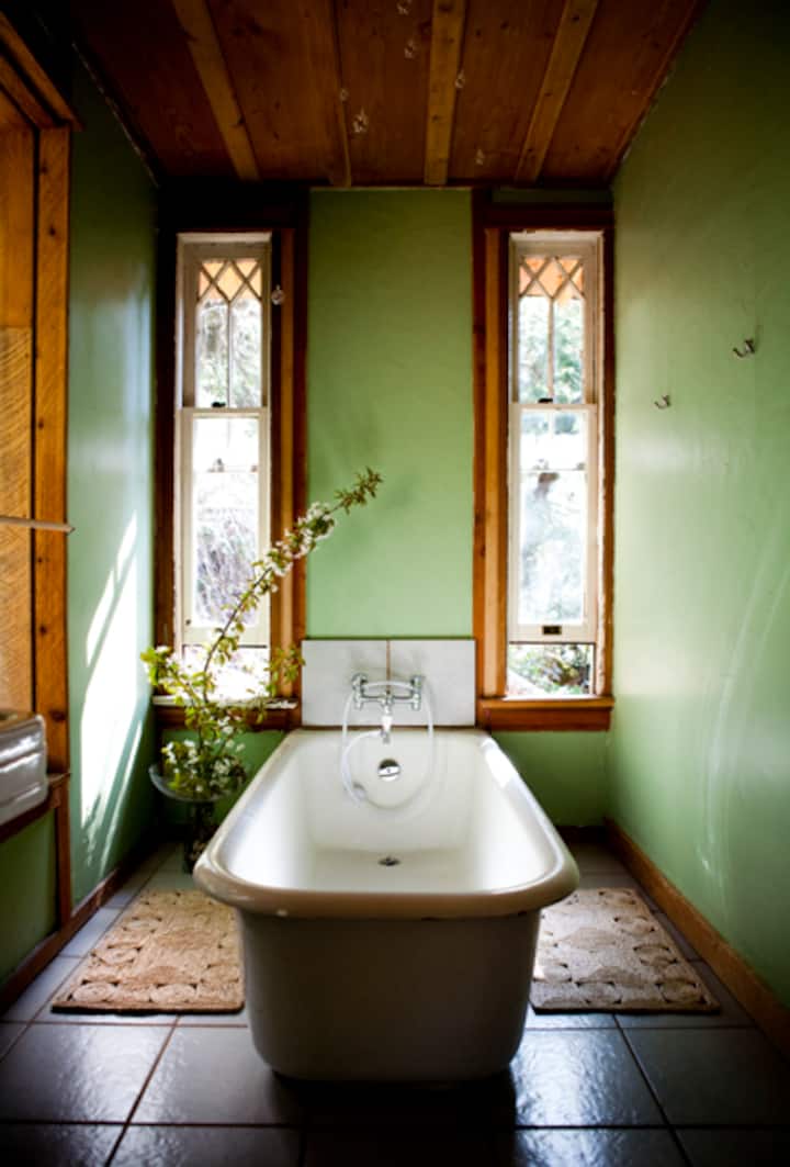 A Happinest A cozy, nest- like cabin on SSI, BC!