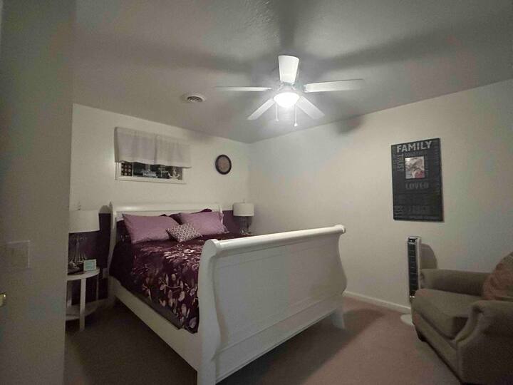 Queen Bedroom 
Sleeps 2-3