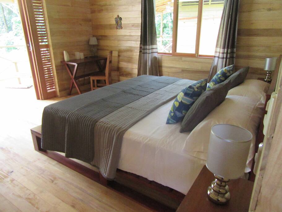 Double bed, terrace, desk / Cama doble, terraza, mesa