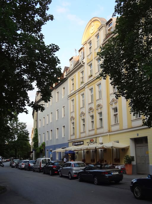 Das Haus (gelb-weiss) von der Strasse aus