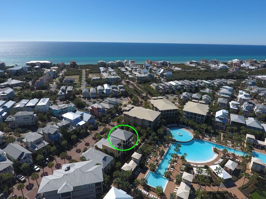 Aerial view of The White House perfectly Located on the Lagoon Pool