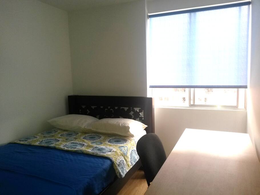 Habitación con cama semidoble, closet y escritorio con conexión a WIFI, toda la dotación es nueva.
Incluye: sabanas.