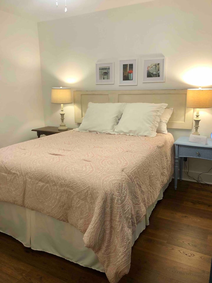 La chambre de Jimmy est située au premier étage et dispose d'un lit Queen et d'un petit placard.