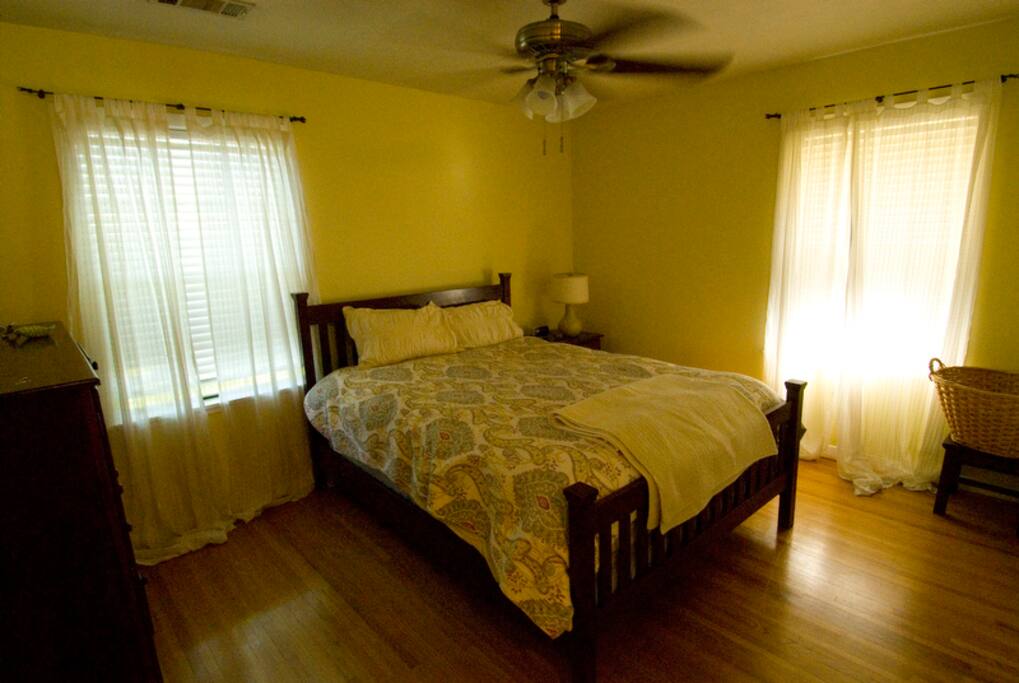 MASTER BEDROOM WITH QUEEN BED
