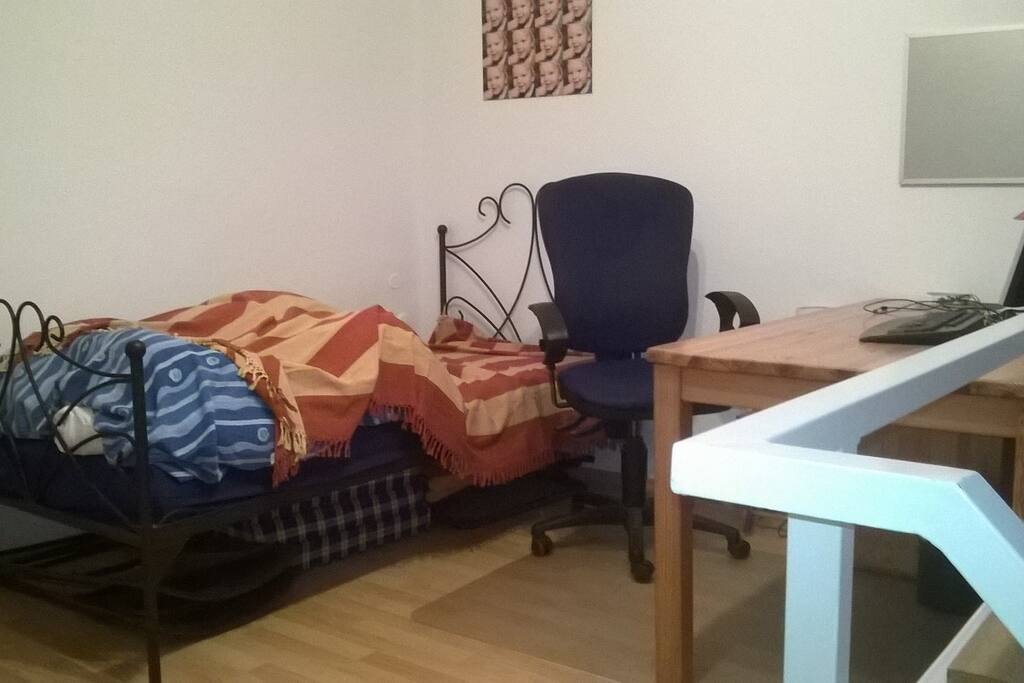 Empore mit Bett und Schreibtisch