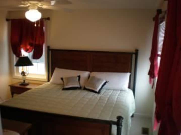 חדר שינה ראשי בקומה השנייה, מיטת קינג סייז.