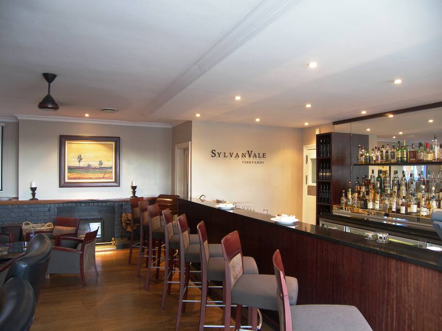 Cedarwood Lounge and Bar