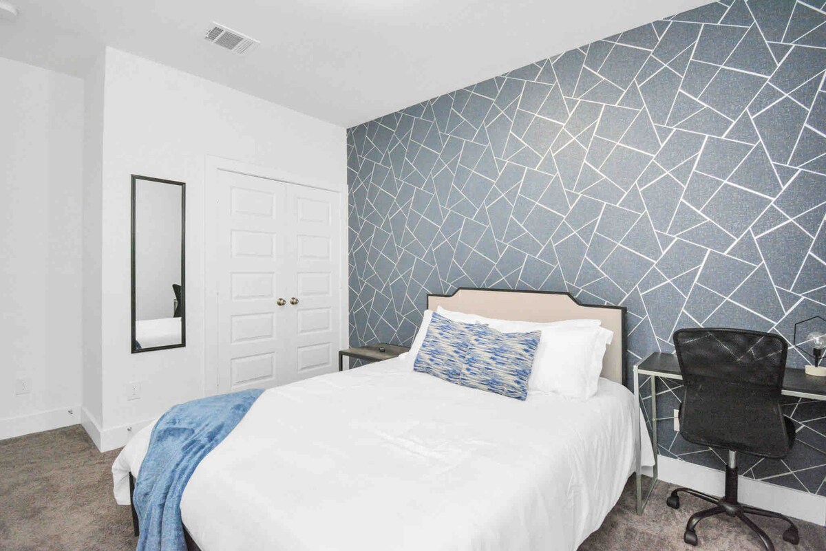 Udoban bračni krevet (160x200) s radnom stanicom 