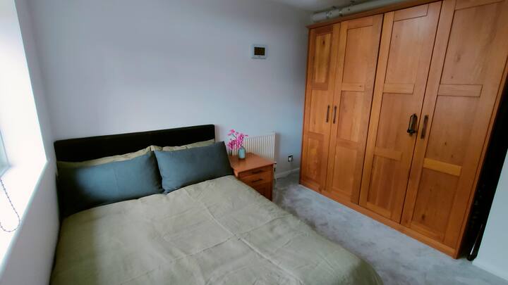 1. soba: bračni krevet (širine 150-179 cm)