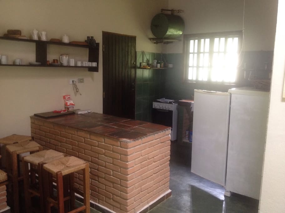 cozinha com geladeira, fogao 4 bocas novo e freezer vertical