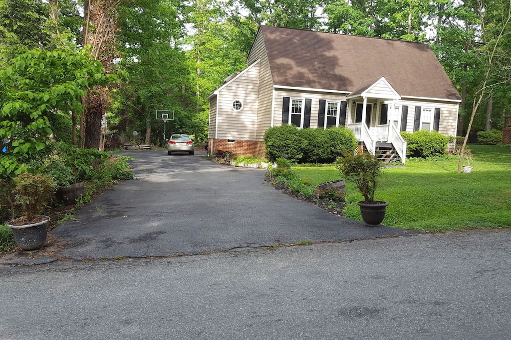 picture of front of house and driveway.