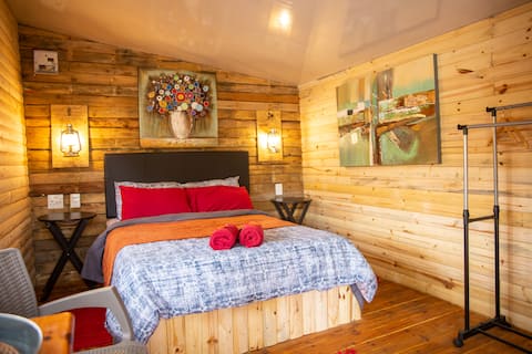 Orange Room- Near O.R. Tambo Airport & N12 highway