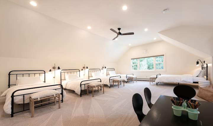 Druhé poschodie Detská spálňa s 5 samostatnými posteľami, salónikom a umeleckým kútikom pre deti