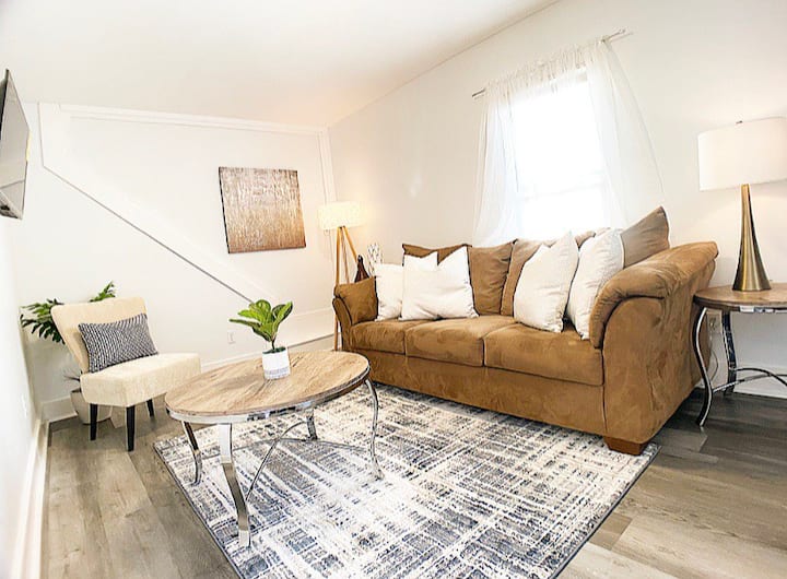 سرير أريكة بالإضافة إلى تلفزيون ذكي في غرفة المعيشة 