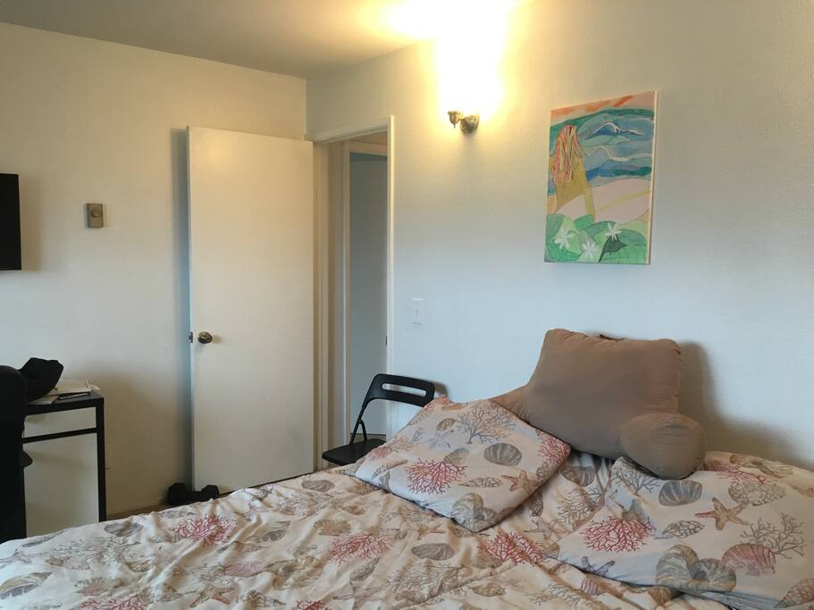 Queen size bed, plenty of space