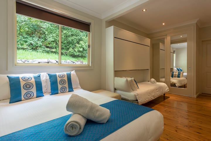 El dormitorio 3 de Dantosa Cottage tiene una cama tamaño king y 2 literas estilo murphy, así como una amplia biblioteca de libros. 