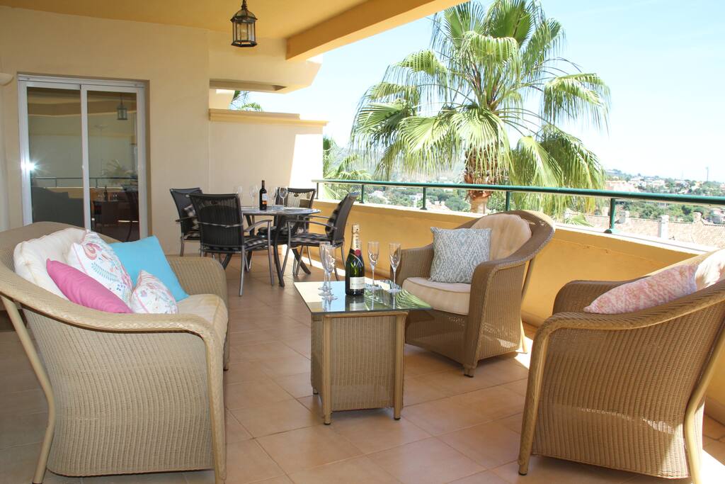 Spacious (25m2) south facing balcony