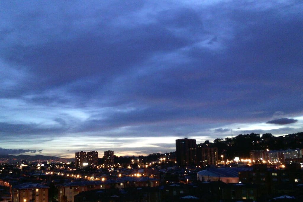 Vista desde el apartamento, esta en un 11 piso. Las noches son un espectáculo!!!
Excelent View!!