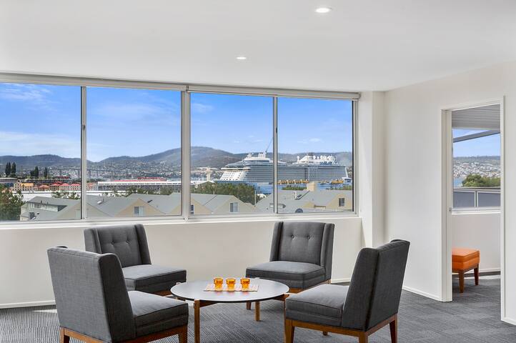 Battery Point Executive Penthouse Apartment gallery image 4
