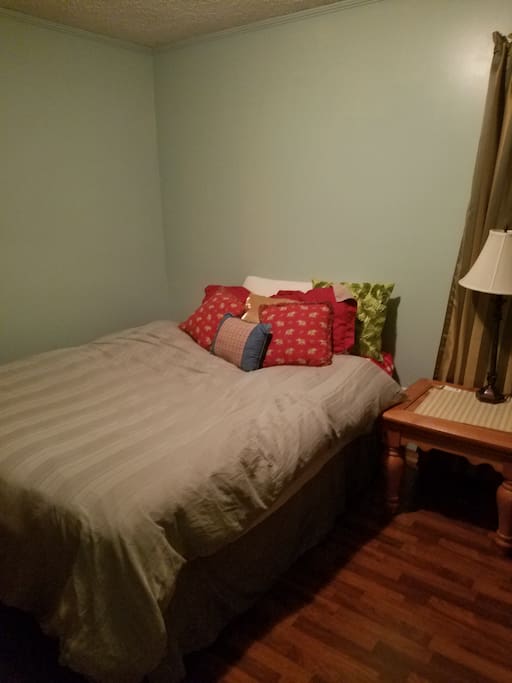 Queen bed...lots of pillows