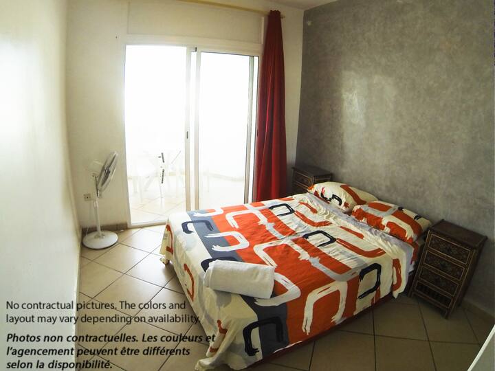 Comfortable bedroom with bed linen provided / Chambre à coucher confortable avec linge de lit fourni
