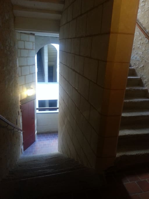 Escaliers en pierre, appartement au 2ème étage