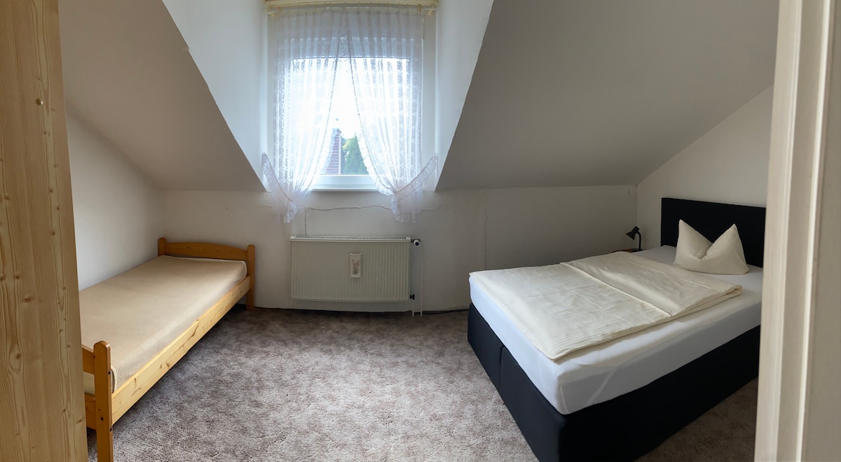 ตัวอย่างห้องนอนพร้อมเตียงเสริม