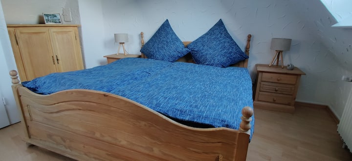 Dhomë gjumi me mobilje druri të ngurta