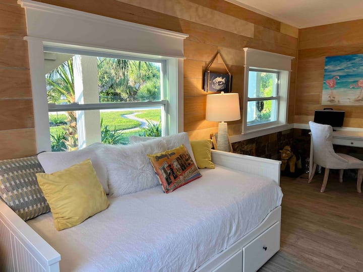 Le niveau inférieur de la maison fonctionne comme un deuxième salon ou une quatrième chambre, en fonction du nombre de voyageurs que vous avez.  Le lit de repos s'étend d'un jumeau à une reine, si vous avez besoin d'un espace de couchage supplémentaire.