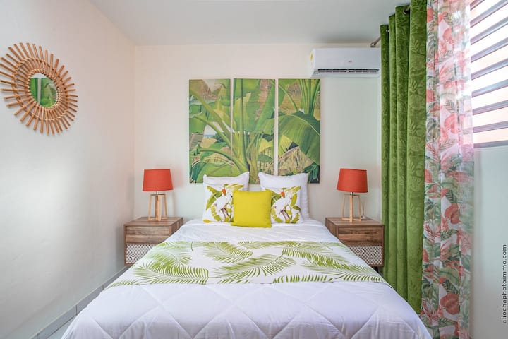 Chumba cha kulala cha 2 daima katika roho ya zen cocooning. Utalala kama mtoto katika kitanda chake cha kustarehesha 190 x 190, godoro la mtoto mdogo pia linapatikana na bila kutaja kiyoyozi 