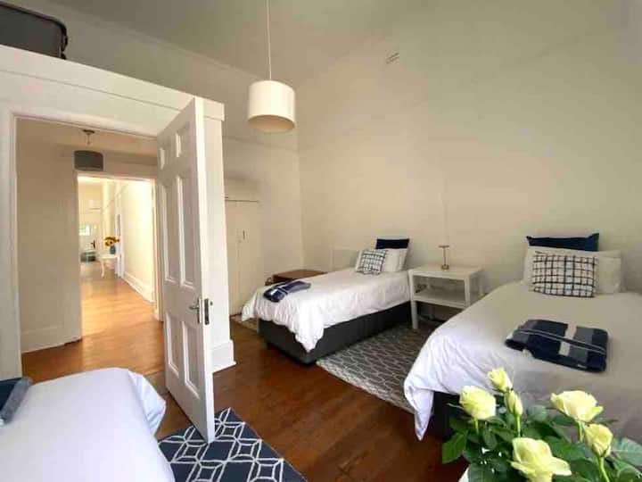 Კუთხის ოთახი 3 ერთადგილიანი XL საწოლით . 