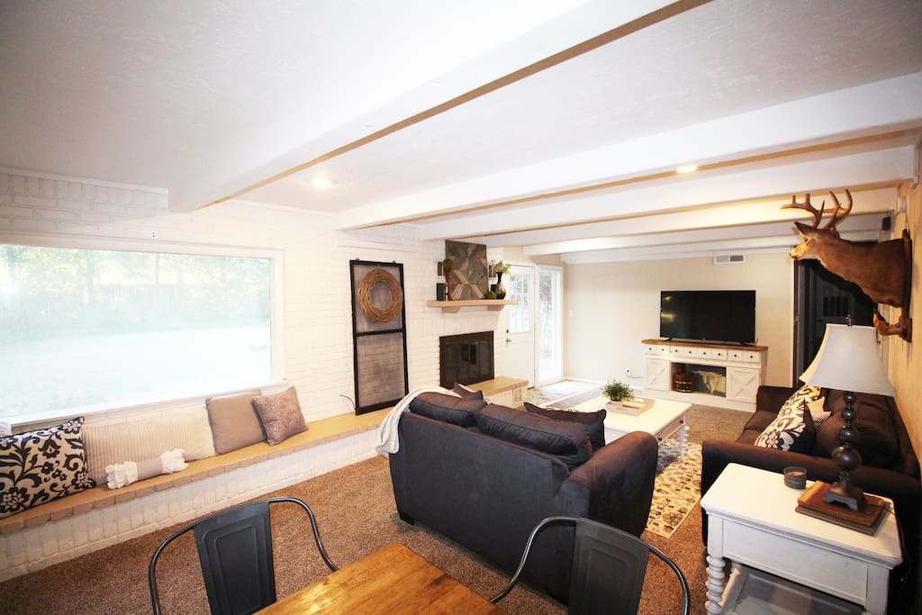 Living Room - Plenty of seating!