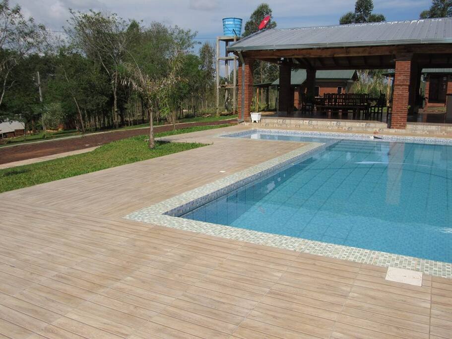 Piscina con quincho para hacer asado.