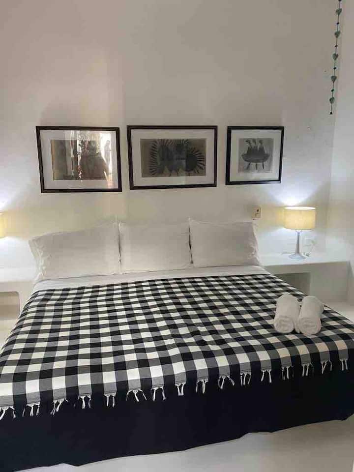 Спална соба со брачен кревет