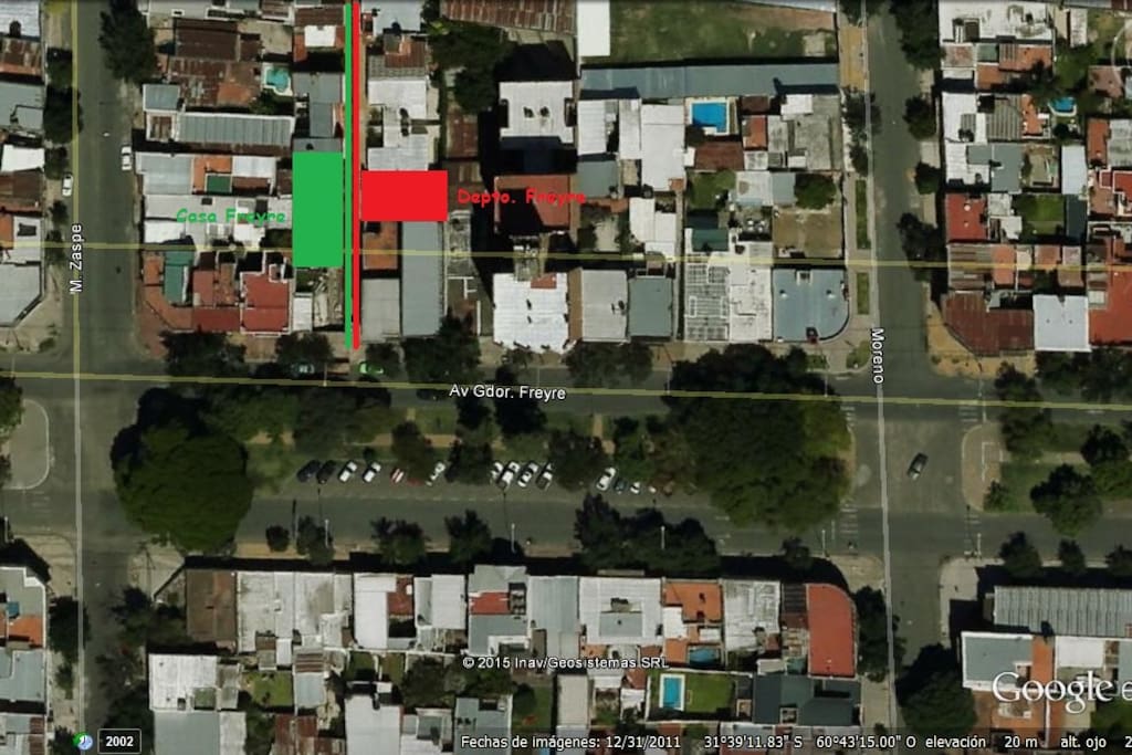 La casa y el departamento se encuentran ubicados uno al lado del otro, el ingreso es por pasillo interno sobre Avenida Freyre.