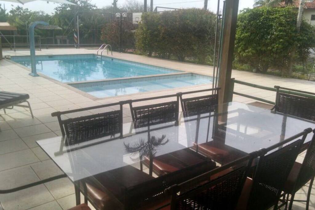 Vista da piscina desde a churrasqueiro.