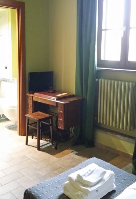 Angolo studio con scrivania.