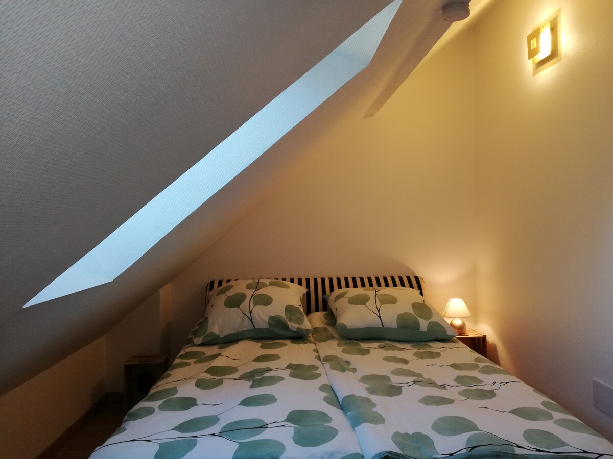 למעלה, חדר השינה עם מיטה זוגית בגודל 160x200 ס"מ.
במעלה המדרגות, חדר השינה עם מיטה בגודל 160x200 ס"מ. 