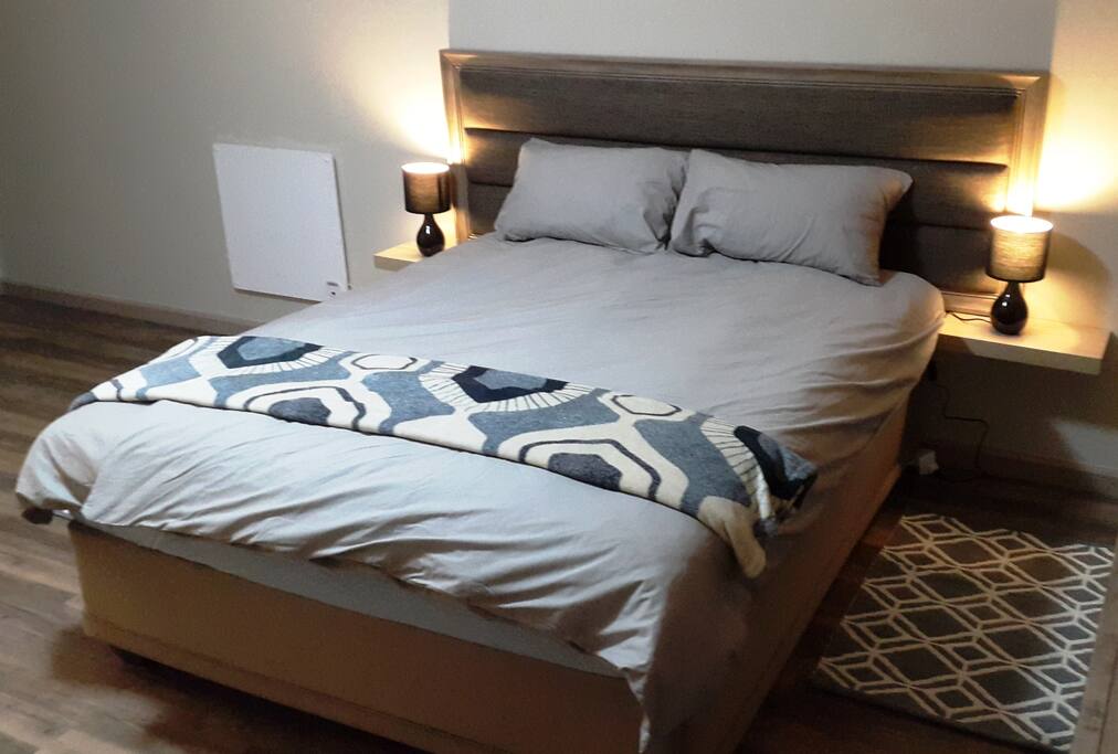 Queen size bed / Doppelbett (1.60x2m)