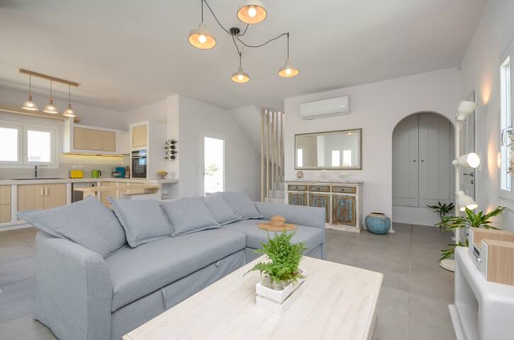 Seaside Naxos : 4BDR Villa Aetheria At Plaka Beach gallery image 4