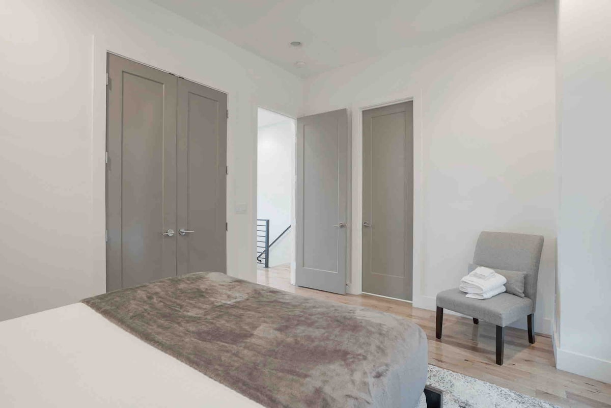 לטבול את עצמכם בפסגת הרוגע עם חדר שינה מרווח המעוטר במיטה מפוארת וטלוויזיה עם מסך שטוח ומסוגננת!  #SereneRetreat #ComfortAtHome #ContemporaryLiving