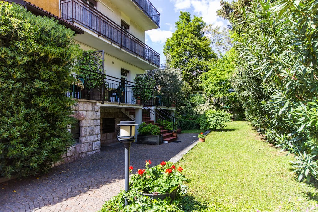 Cortile, ingresso e terrazza/
Large Backyard and terrace entrance