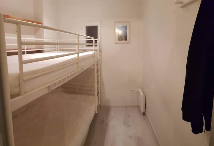 Malá spálňa s 2 90 poschodovými lôžkami