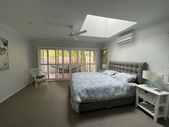 Grande chambre principale avec lit King Size et véranda latérale avec portes coulissantes de plantation et hamac. La chambre principale dispose d'un grand peignoir et d'une grande salle de bain attenante avec son lavabo, un bidet et une grande douche à effet pluie