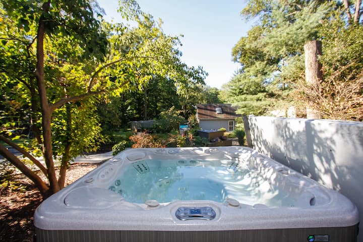 Cozy Suite with Hot Tub and Pool
