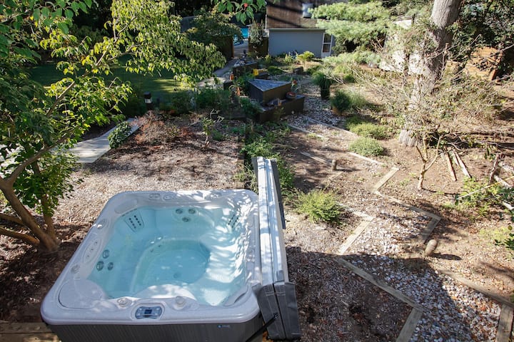 Cozy Suite with Hot Tub and Pool